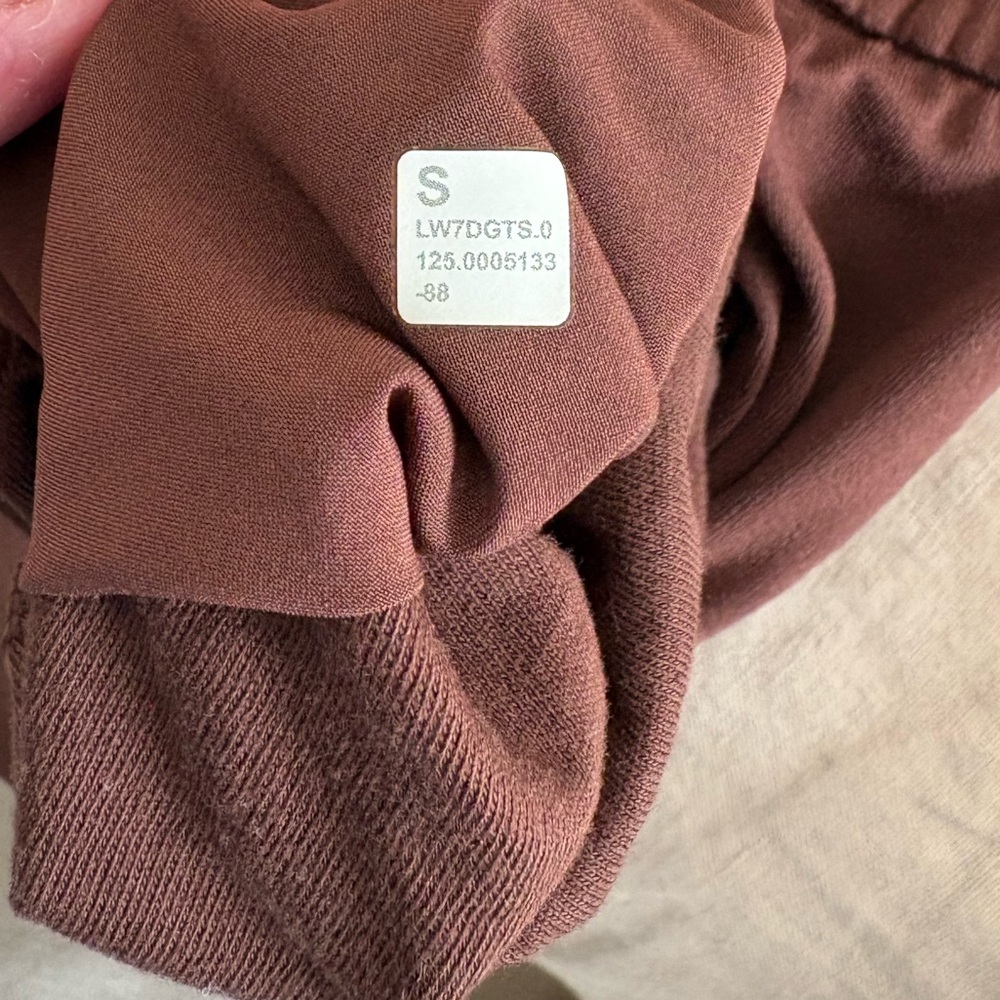 Lululemon Soft Jersey Mid Rise Curved Hem 3 Inch Short in Lava Cake Size Small - Picture 9 of 10